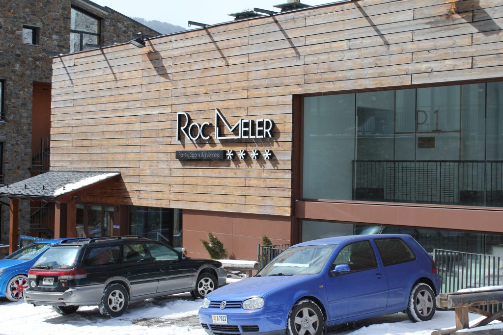 INFORMACIÓN DE CONTACTO C/Forn s/n, Urbanització Ribagrossa info@hotelrocmeler.com hotelrocmeler.com Teléfono: +376 83 07 14