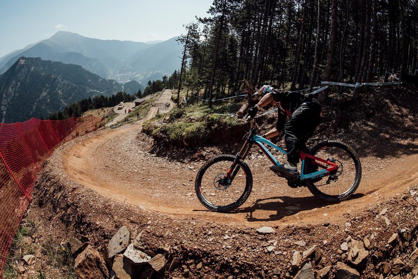 Pure nature Andorra, stones and roots to the brim and a slope that drives tears of joy into the eyes of roller coaster fans in Andorra: The track at the Downhill World Cup in Andorra is one of the best of the year. We've caught the rough stuff in training for you again - have fun with the vMAX Raw-Video!