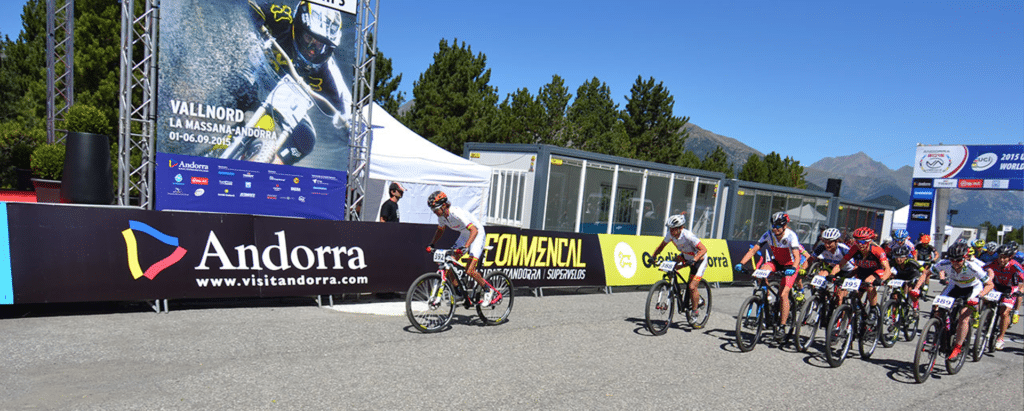 UN PAÍS PER DESCOBRIR SOBRE DUES RODES La majoria d'atractius d'Andorra es descobreixen millor sobre una bicicleta, tant fa si és de carretera com de muntanya. Prepara't per pedalejar i recórrer rutes que et quedaran gravades a la memòria.
