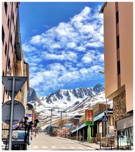 TURISME A ANDORRA • Hotels d'Andorra • Apartaments • Campings d'Andorra • Lloguer de cotxes • Agències de viatges • Restaurants d'Andorra • Excursions a Andorra • Caldea Andorra • Cirque du Soleil • Esports i Recreació a Andorra • La vida nocturna a Andorra • Tobotronc Naturlandia • Els preus del combustible a Andorra • Franquícies duaneres a la sortida d'Andorra HOTELS A ANDORRA • Hotels Andorra la Vella • Hotels Pas de la Casa • Hotels Canillo • Hotels Soldeu-El Tarter • Hotels Ordino-Arcalís • Hotels Pal Arinsal Vallnord • Hotels La Massana • Hotels Escaldes-Engordany • Hotels Sant Julià de Lòria • Hotels Encamp • Reserves online ESTACIONS D'ESQUÍ D'ANDORRA • Grandvalira - Pas de la Casa - Grau Roig - Soldeu El Tarter • Vallnord - Pal Arinsal - Ordino-Arcalís • La Rabassa Naturlandia • Seguretat a les pistes d'esquí SHOPPING A ANDORRA • Centres comercials d'Andorra • Articles esportius i equip d'esquí • Electrònica i equip fotogràfic • Accessoris per a motos i cotxes • Ciclisme de muntanya i ciclisme • Ordinadors i informàtica • Música, instruments, CDs, DJ • Joieries a Andorra • Perfumeries a Andorra • Botigues de tabacs • Botigues de moda a Andorra • Farmàcies a Andorra • Horaris comercials a Andorra VIURE A ANDORRA • Borsa de Treball a Andorra • Anuncis breus Andorra • Partits polítics d'Andorra • Escoles a Andorra • Associacions i ONG d'Andorra • Fòrum sobre Andorra • Blocs sobre Andorra • Pronòstic del temps a Andorra • Webcams d'Andorra • El trànsit a Andorra EMPRESES D'ANDORRA • Consultors • Notaris d'Andorra • Advocats d'Andorra • Bancs d'Andorra • Agents immobiliaris d'Andorra (1) (2) • Empreses de construcció i obres públiques • Arquitectes d'Andorra • Altres empreses d'Andorra PREMSA I TELEVISIÓ D'ANDORRA • Diaris i revistes d'Andorra • Televisió i ràdios d'Andorra ART I CULTURA A ANDORRA • Museus d'Andorra • L'art romànic a Andorra • Fauna i flora d'Andorra • Mapes i plànols d'Andorra • Història del Principat d'Andorra • Cultura • Himne del Principat d'Andorra • Bandera del Principat d'Andorra