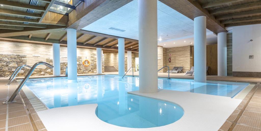 HOTEL ROC MELER - Este complejo hotelero se encuentra en Andorra, cerca de Canillo, y tiene vistas impresionantes al valle. El Hotel Roc Meler está cerca de las pistas de esquí de Grandvalira y es un alojamiento ideal para esquiadores en invierno y ciclistas en verano.El Hotel Roc Meler ofrece vistas magníficas al valle y un entorno de montaña tranquilo y encantador a 12 km de la capital, Andorra La Vella.El establecimiento cuenta con un centro de spa equipado con sauna finlandesa y baño turco, entre otras instalaciones. El acceso al spa conlleva un suplemento.El Hotel Roc Meler sirve un desayuno buffet todos los días y cenas buffet por la noche. Además, el complejo organiza cenas temáticas.Durante los meses de verano, el Hotel Roc Meler organiza excursiones guiadas de senderismo. Por la noche, los huéspedes pueden tomar varios tipos de bebidas en el bar irlandés de deportes.Este alojamiento también tiene muy buena puntuación por la mejor relación calidad-precio en Canillo. Los clientes sacan más partido a su dinero en comparación con otros alojamientos de la misma ciudad.¡Hablamos tu idioma!Hotel Roc Meler recibe clientes de Booking.com desde el 6 de julio de 2004.