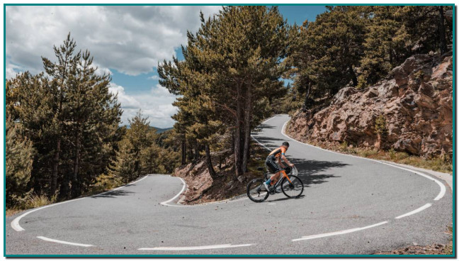 Iván García Cortina y su reto de 12.000 metros de desnivel en Andorra El ciclista, residente en Andorra, publicó en su cuenta de Strava los datos de su aventura 'Un país en dos días', con 366 kilómetros y 12.000 metros de desnivel positivo.