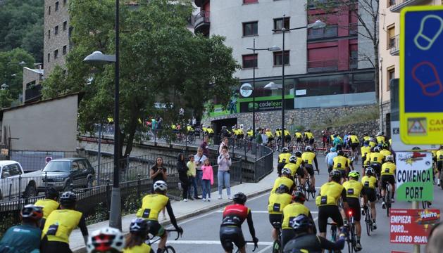 La Purito omple els ports Els dos milers d'inscrits han acabat la jornada amb un dinar de germanor a Encamp. Dos milers de ciclistes han omplert avui les carreteres i els ports d'Andorra en La Purito 2023 que ha sortit de Sant Julià i ha finalitzat amb l'ascensió als Cortals d'Encamp. Els participants han completat un recorregut de 115 quilòmetres pujant sis ports amb un desnivell total de 4.800 metres en la marxa que ha encapçalat Joaquim 'Purito' Rodríguez i que ha tingut al madrileny Alberto Contador com a convidat especial. Els mallots grocs que lluien avui els ciclistes han tenyit de colors les pujades al port de la Rabassa, la Peguera, el coll de la Gallina, l'alt de la Comella, la collada de Beixalís, el coll d'Ordino i els cortals encampadans.  Els participants tenien com a novetat d'aquesta edició un dinar de germanor anomenat 'Pasta Party' al Complex Esportiu d'Encamp, on el comú ha instal·lat el village i ha celebrat activitats durant tota la jornada de ciclisme de la qual destaquen "el bon desenvolupament", segons informen en un comunicat. La Purito està organitzada en col·laboració dels comuns d'Encamp i Sant Julià, Andorra Turisme i Andbank. 