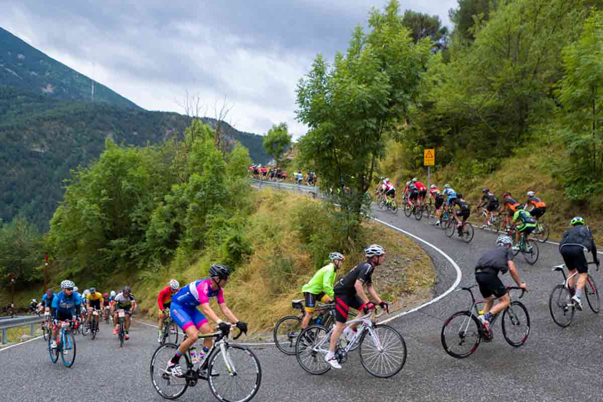 La Purito omple els ports Els dos milers d'inscrits han acabat la jornada amb un dinar de germanor a Encamp. Dos milers de ciclistes han omplert avui les carreteres i els ports d'Andorra en La Purito 2023 que ha sortit de Sant Julià i ha finalitzat amb l'ascensió als Cortals d'Encamp. Els participants han completat un recorregut de 115 quilòmetres pujant sis ports amb un desnivell total de 4.800 metres en la marxa que ha encapçalat Joaquim 'Purito' Rodríguez i que ha tingut al madrileny Alberto Contador com a convidat especial. Els mallots grocs que lluien avui els ciclistes han tenyit de colors les pujades al port de la Rabassa, la Peguera, el coll de la Gallina, l'alt de la Comella, la collada de Beixalís, el coll d'Ordino i els cortals encampadans.  Els participants tenien com a novetat d'aquesta edició un dinar de germanor anomenat 'Pasta Party' al Complex Esportiu d'Encamp, on el comú ha instal·lat el village i ha celebrat activitats durant tota la jornada de ciclisme de la qual destaquen "el bon desenvolupament", segons informen en un comunicat. La Purito està organitzada en col·laboració dels comuns d'Encamp i Sant Julià, Andorra Turisme i Andbank. 