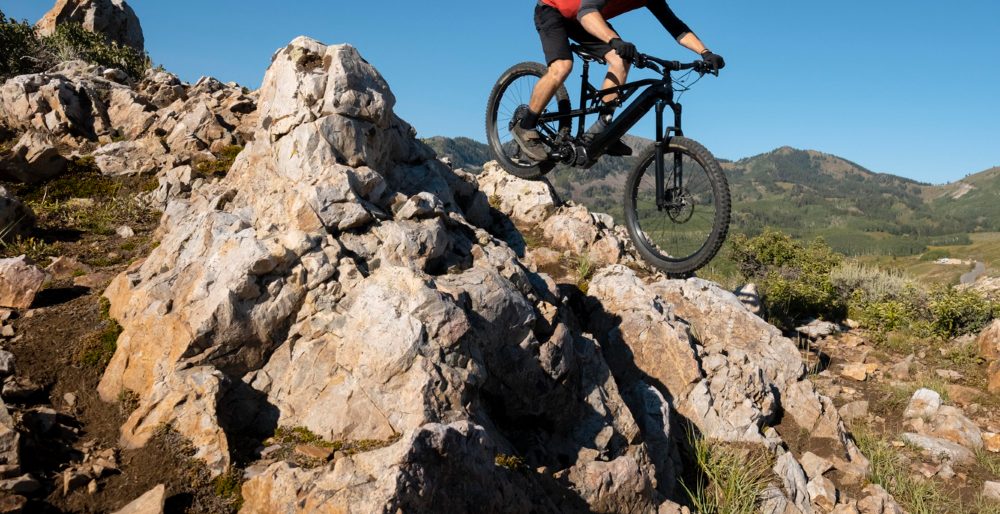 Andorra ofrece una experiencia inolvidable de ciclismo debido a la espectacularidad de sus paisajes [1] https://bikefriendly.eu [2] https://bikefriendly.eu/andorra-turisme  Hay varias rutas por carretera disponibles, así como rutas de BTT, road, gravel, enduro, familiares o trekking. [3] https://tracksbikefriendly.com/andorra/  Una de las rutas destacadas es Tracks Andorra, un itinerario de BTT de cuatro días con casi 200 km de recorrido y unos 5500 m de desnivel positivo. [4] https://tracksbikefriendly.com/tracks-andorra/ Además, existen hoteles, bike friendly y servicios de viajes y alojamientos diseñados específicamente para ciclistas que desean explorar nuevos destinos en Andorra [5] https://bikefriendly.bike/