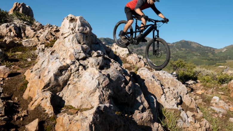 Andorra ofrece una experiencia inolvidable de ciclismo debido a la espectacularidad de sus paisajes [1] https://bikefriendly.eu [2] https://bikefriendly.eu/andorra-turisme  Hay varias rutas por carretera disponibles, así como rutas de BTT, road, gravel, enduro, familiares o trekking. [3] https://tracksbikefriendly.com/andorra/  Una de las rutas destacadas es Tracks Andorra, un itinerario de BTT de cuatro días con casi 200 km de recorrido y unos 5500 m de desnivel positivo. [4] https://tracksbikefriendly.com/tracks-andorra/ Además, existen hoteles, bike friendly y servicios de viajes y alojamientos diseñados específicamente para ciclistas que desean explorar nuevos destinos en Andorra [5] https://bikefriendly.bike/