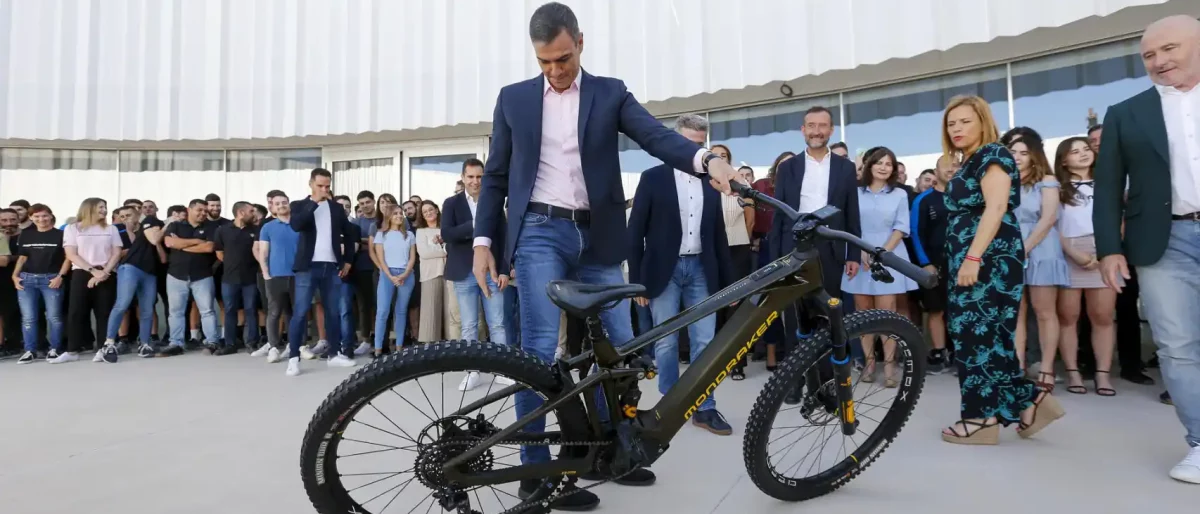 El Presidente del Gobierno Español Sánchez se coge más vacaciones: se va con su esposa Begoña a Andorra una competición de ciclismo. Visita aunque privada para Andorra, permite un contacto personal entre Presidentes.