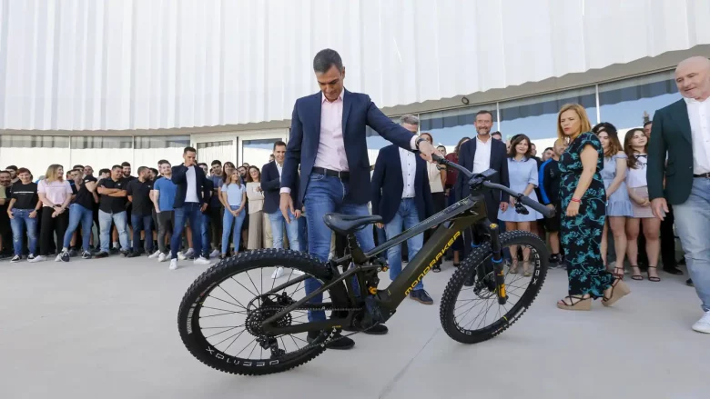 El Presidente del Gobierno Español Sánchez se coge más vacaciones: se va con su esposa Begoña a Andorra una competición de ciclismo. Visita aunque privada para Andorra, permite un contacto personal entre Presidentes.
